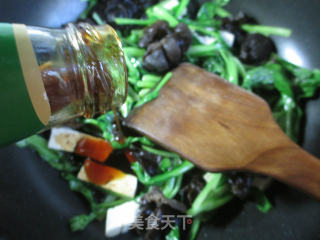 Stir-fried Chicken Festive with Black Fungus and Lao Tofu recipe