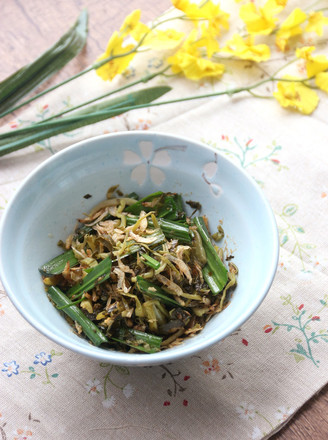 Sauerkraut Shrimp Skin and Garlic Leaves recipe