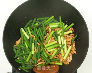 Stir-fried Pork with Garlic Sprouts recipe