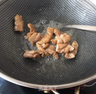 Stir-fried Large Intestine with Garlic Moss recipe