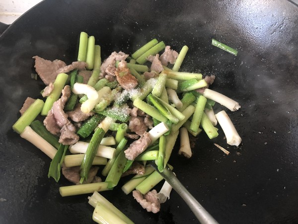 Stir-fried Pork with Garlic Sprouts recipe