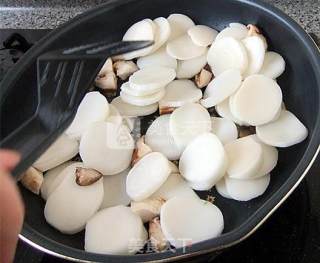 Stir-fried Rice Cakes with Celery Leaves and Mushrooms recipe