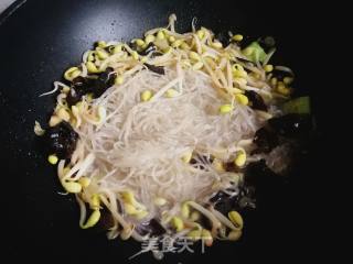 Fried Noodles with Bean Sprouts and Fungus recipe