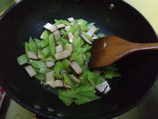 Scrambled Eggs with Lettuce recipe