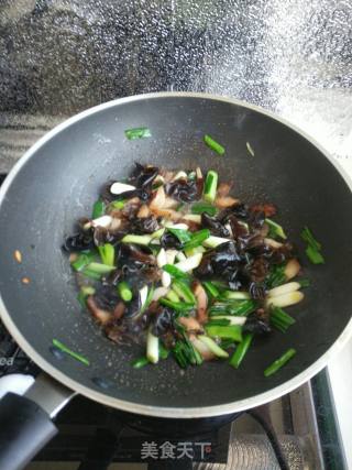 Stir-fried Pork with Garlic Seedlings Fungus recipe