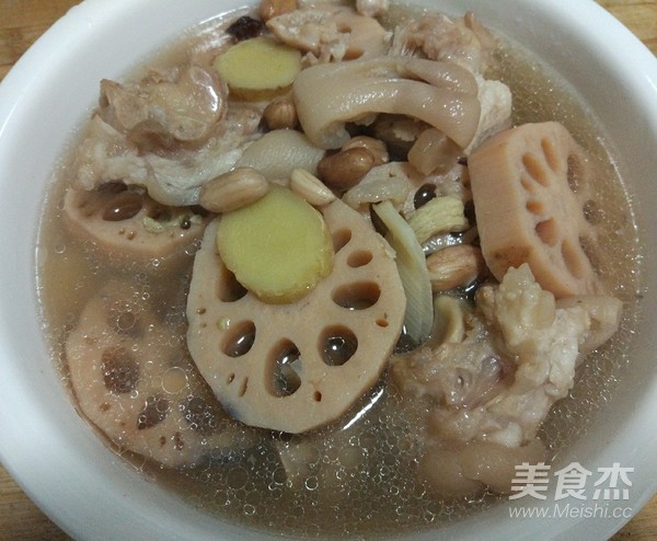 Stewed Pork Knuckles with Peanuts and Lotus Root recipe