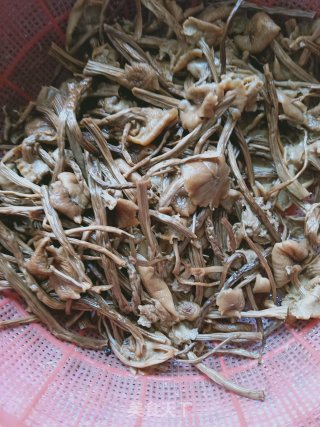 Stir-fried Shredded Pork with Tea Tree Mushroom recipe