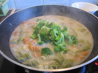 Spiral Spaghetti with Long Li Fish in White Sauce recipe