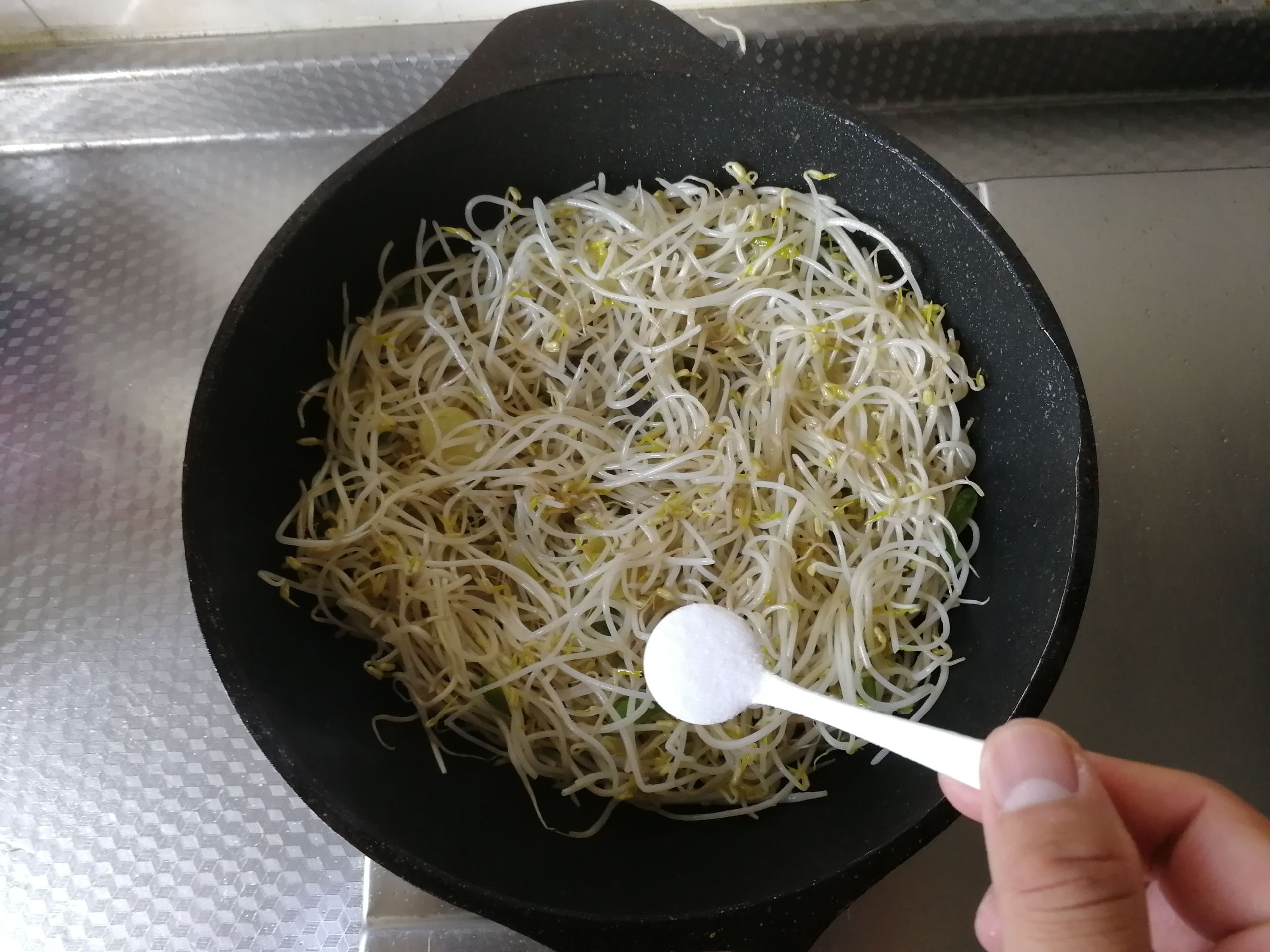 Stir-fried Mung Bean Sprouts with Shredded Green Pepper recipe