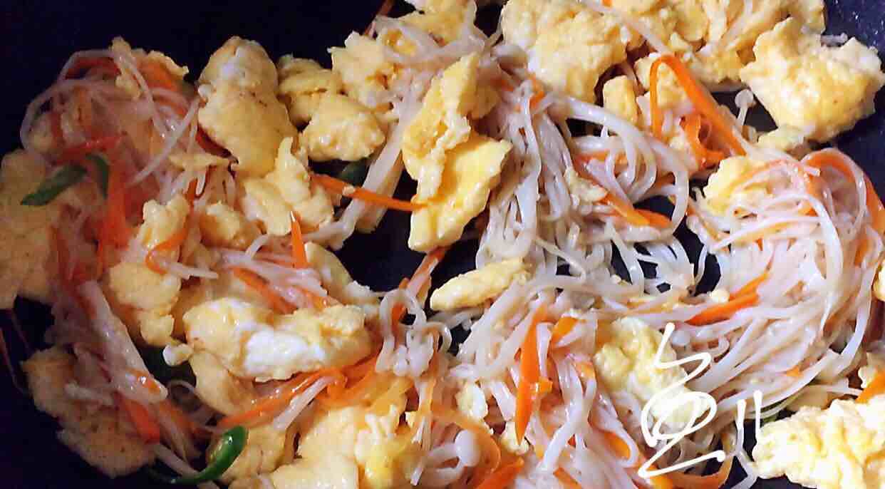 Fried Eggs with Enoki Mushroom recipe