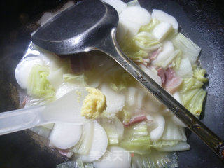 Boiled Rice Cake with Bacon and Cabbage recipe