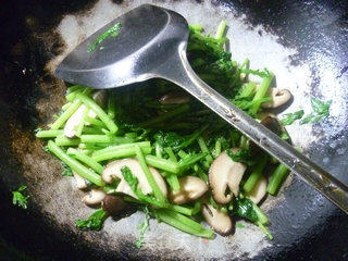 Stir-fried Chrysanthemum with Mushrooms recipe