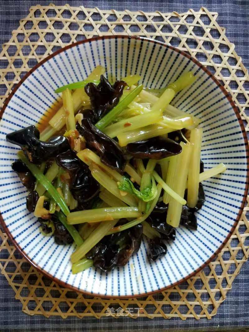 Stir-fried Black Fungus with Parsley recipe