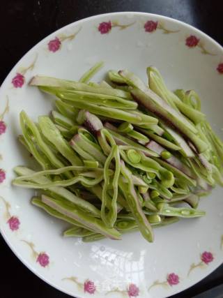 Stir-fried Eyebrow Shreds with Red Pepper recipe