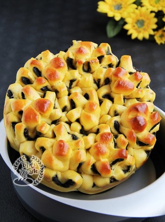 Pumpkin Pecan Black Sesame Flower Bun recipe