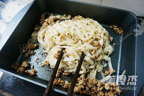 Stir-fried Wide Noodles with Herb Meat Sauce recipe