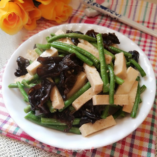Stir-fried Beans with Dried Tofu and Fungus recipe