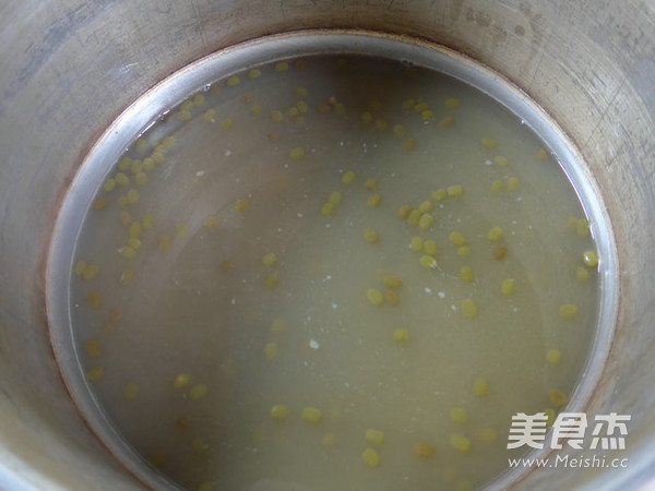 Barley and Mung Bean Soup recipe