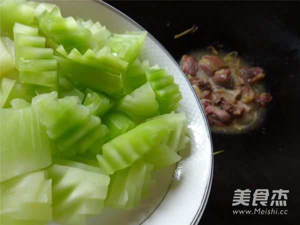 Fried Duck with Lettuce recipe