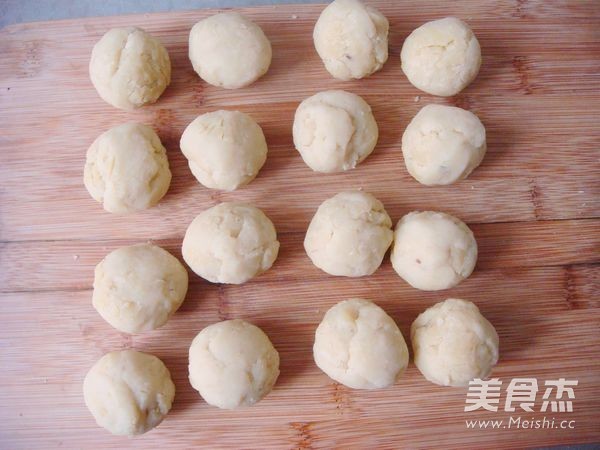 Red Yeast Mung Bean Melaleuca Crisp Mooncake recipe