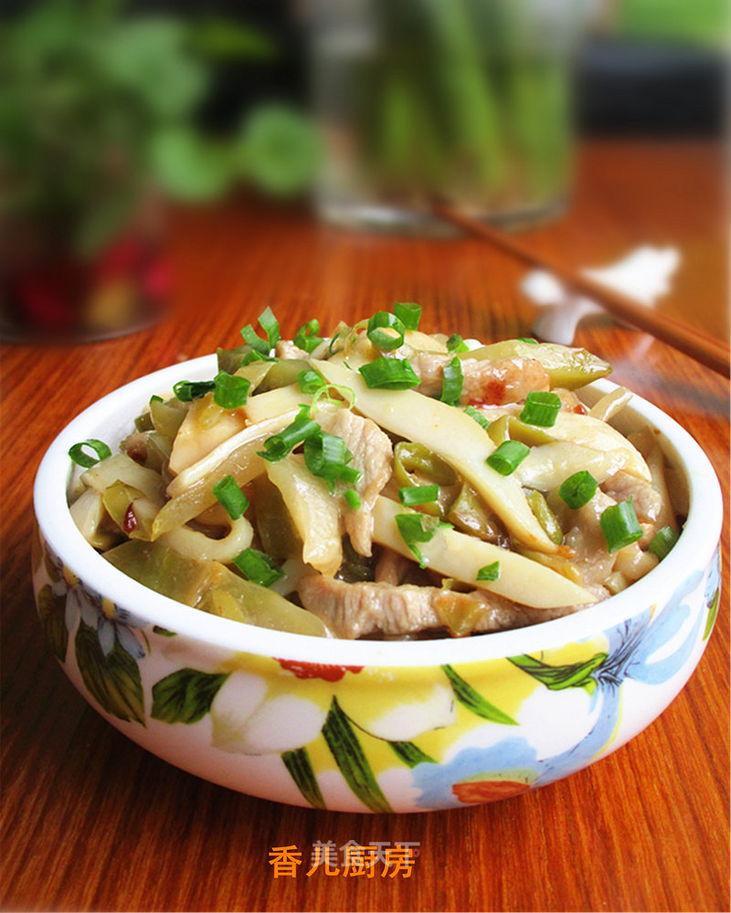 Stir-fried Shredded Pork with Bailing Mushroom and Mustard recipe