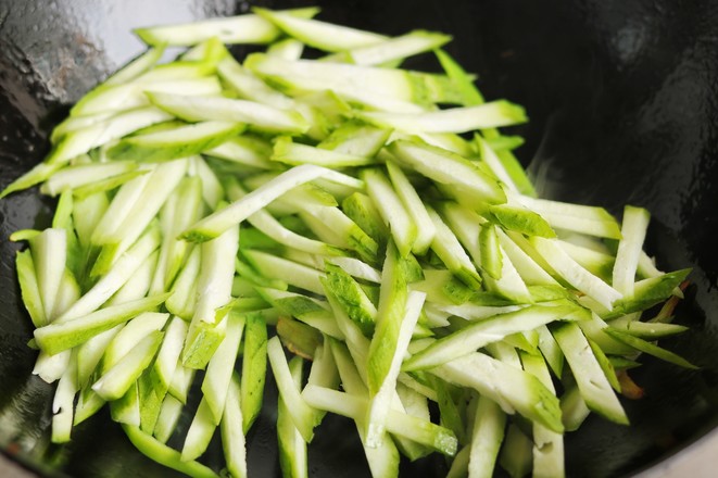 Green Pepper and Loofah Noodles recipe