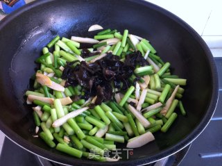Stir-fried Bamboo Shoots with Garlic Stalks recipe
