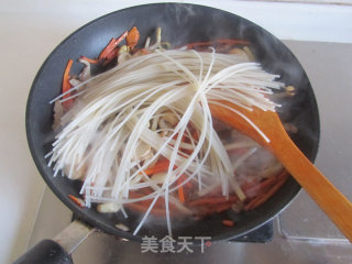 Stir-fried Rice Noodles with Shredded Pork recipe