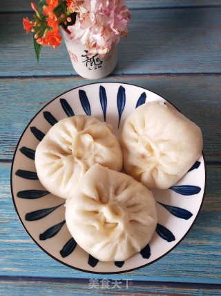 Donkey Meat Dumplings Buns with Green Onions and Carrots recipe