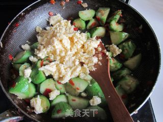 Scrambled Eggs with Chopped Pepper and Loofah recipe
