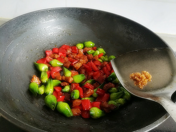 Stir-fried Diced Pork with Garlic Bud recipe