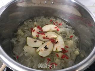 Fresh White Fungus and Fragrant Pear Soup recipe