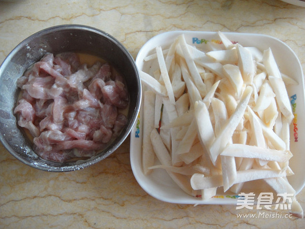 Stir-fried Shredded Pork with Bailing Mushroom and Mustard recipe