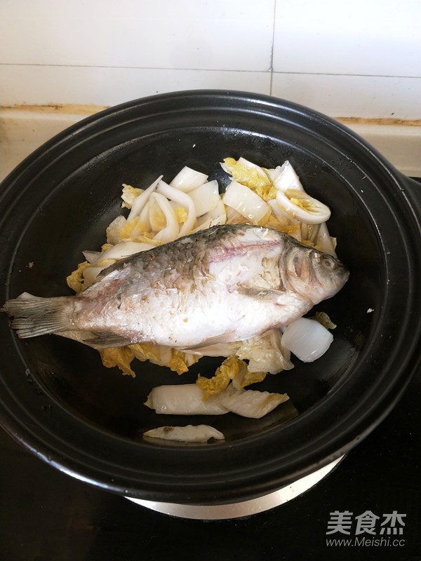 Sauerkraut Crucian Fish Soup recipe