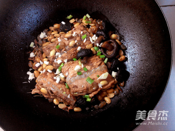 Salmon Steak Stewed with Soybeans recipe