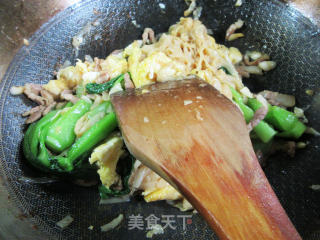 Stir-fried Hor Fun with Vegetable Core and Shredded Pork and Egg recipe