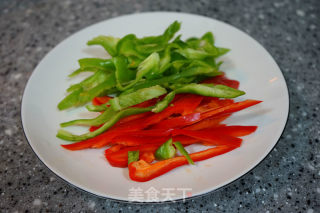 Spicy Stir-fried Pork Ears -------- Practice with Braised Pork Ears recipe