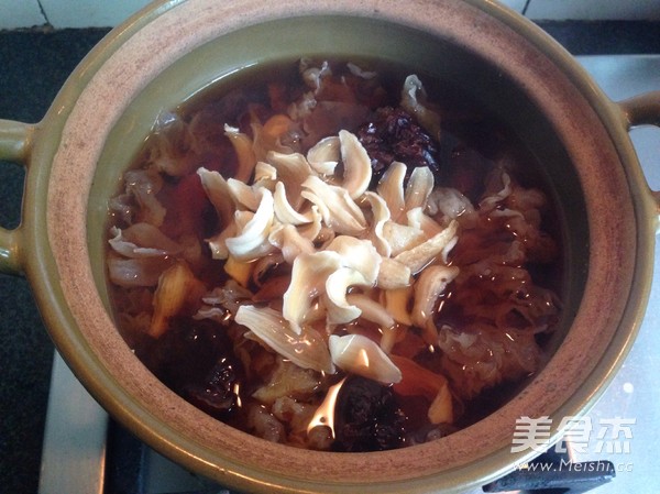 Lotus Seed, Lily, Red Date and White Fungus Soup recipe