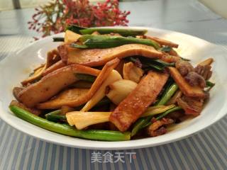 Stir-fried Pork with Garlic Sprouts recipe