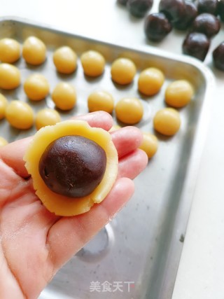 Bean Paste and Egg Yolk Mooncakes recipe