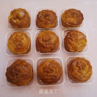 Mooncake with Lotus Seed Paste and Egg Yolk recipe