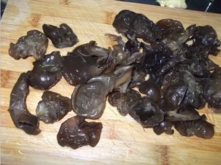 Delicious Homemade Black Fungus Braised Pork Ribs recipe