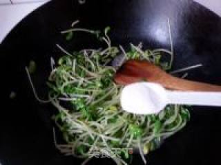 Stir-fried Black Bean Sprouts with Lycium Barbarum recipe