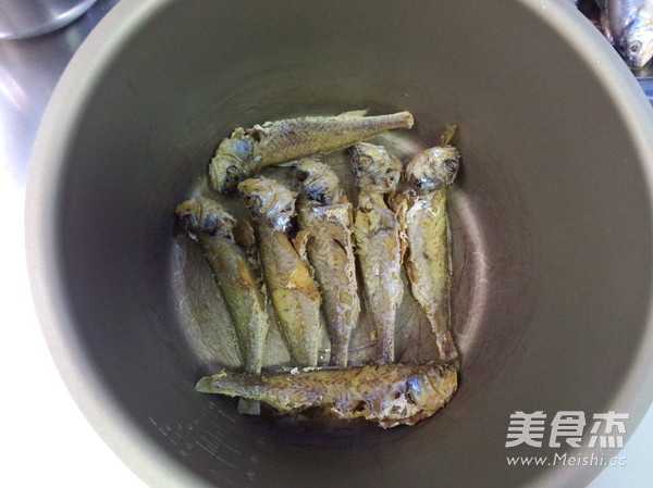 Crispy Braised Small Yellow Croaker recipe