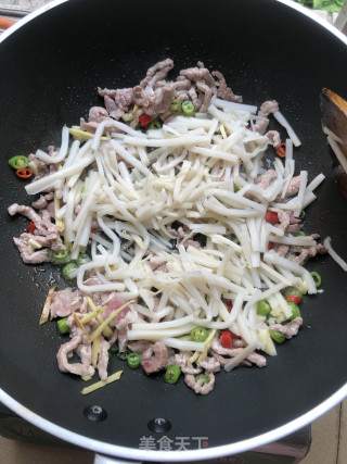 Stir-fried Crispy Bamboo Shoots with Lean Meat recipe