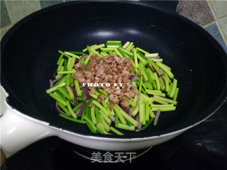 Stir-fried Pork with Garlic Sprouts recipe