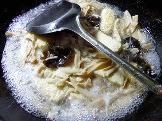Braised Small Vegetarian Chicken with Black Fungus and Bamboo Shoots recipe