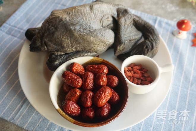 Red Dates and Wolfberry Black-bone Chicken Soup recipe