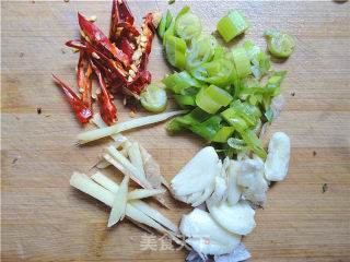 Stir-fried Shredded Pork with Wild Artemisia recipe