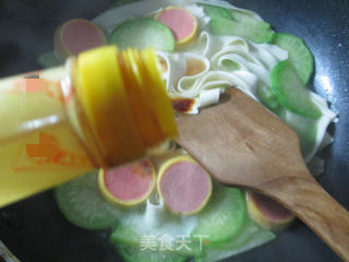 Pork Sausage and Green Radish Belt Noodles recipe